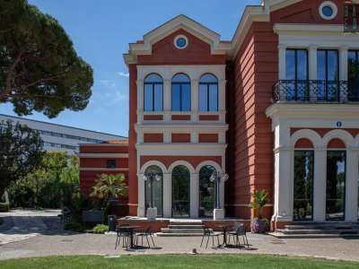 Ornamenti che furono rimossi agli inizi del �900, quando fu costruito il piano sovrastante, dotato anch�esso di finestroni 